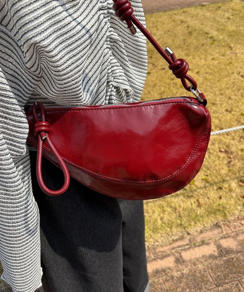 ISOOK（アイスー）の「【ISOOK / アイスー】レザーライクハーフムーンバッグ / 三日月型 ミニ ショルダー 合皮 ファスナー仕様 ペットボトルが入る 無地 肩掛け きれいめ カラビナ ブラック レッド 黒 赤 ZOZOTOWN限定（ハンドバッグ・レディース・レッド/ブラック・FREE）」の4枚目の写真