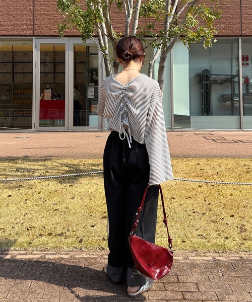 ISOOK（アイスー）の「【ISOOK / アイスー】レザーライクハーフムーンバッグ / 三日月型 ミニ ショルダー 合皮 ファスナー仕様 ペットボトルが入る 無地 肩掛け きれいめ カラビナ ブラック レッド 黒 赤 ZOZOTOWN限定（ハンドバッグ・レディース・レッド/ブラック・FREE）」の11枚目の写真