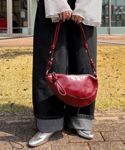 ISOOK（アイスー）の「【ISOOK / アイスー】レザーライクハーフムーンバッグ / 三日月型 ミニ ショルダー 合皮 ファスナー仕様 ペットボトルが入る 無地 肩掛け きれいめ カラビナ ブラック レッド 黒 赤 ZOZOTOWN限定（ハンドバッグ・レディース・レッド/ブラック・FREE）」の12枚目の写真