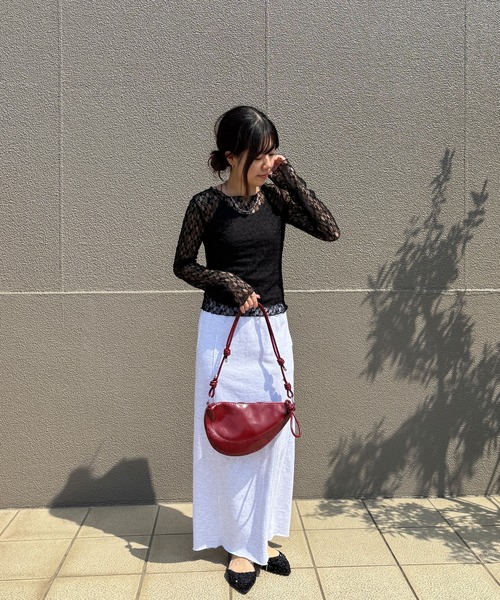 ISOOK（アイスー）の「【ISOOK / アイスー】レザーライクハーフムーンバッグ / 三日月型 ミニ ショルダー 合皮 ファスナー仕様 ペットボトルが入る 無地 肩掛け きれいめ カラビナ ブラック レッド 黒 赤 ZOZOTOWN限定（ハンドバッグ・レディース・レッド/ブラック・FREE）」の18枚目の写真