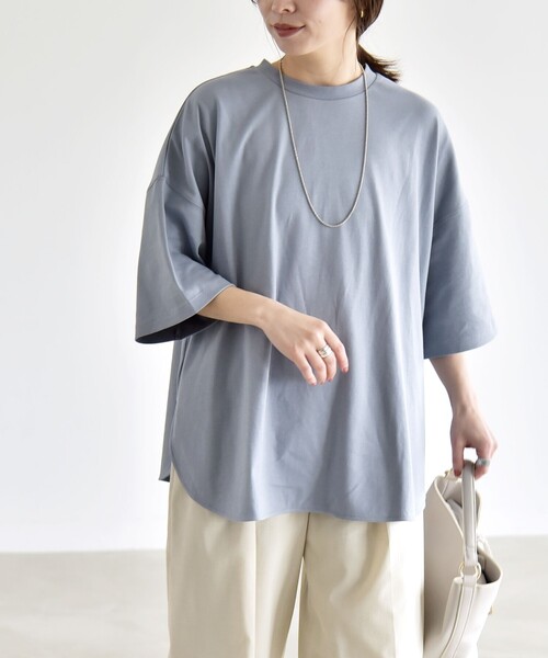 quaranciel(カランシエル)の「quaranciel:〈接触冷感/汗染み防止加工/洗濯機可能〉ラウンドヘム クルー ビッグ TEE(Tシャツ/カットソー・レディース・チャコールグレー/ホワイト/ライトブルー/サックスブルー/ブラック・ONE SIZE)」の5枚目の写真