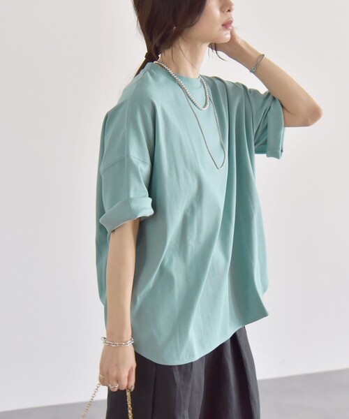 quaranciel(カランシエル)の「quaranciel:〈接触冷感/汗染み防止加工/洗濯機可能〉ラウンドヘム クルー ビッグ TEE(Tシャツ/カットソー・レディース・チャコールグレー/ホワイト/ライトブルー/サックスブルー/ブラック・ONE SIZE)」の4枚目の写真