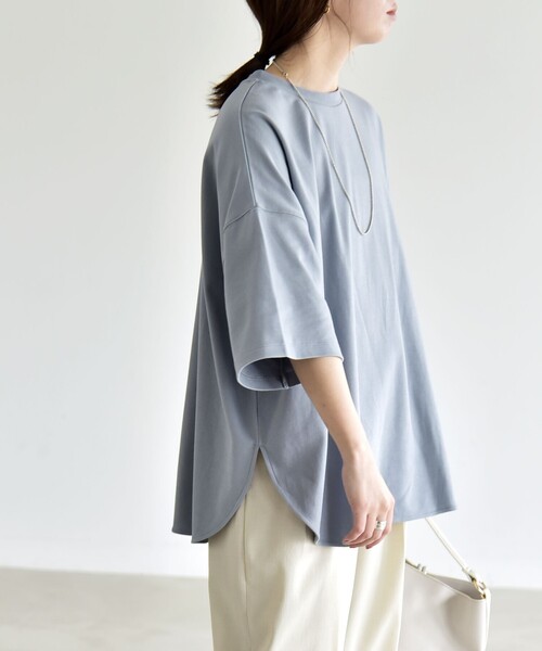 quaranciel(カランシエル)の「quaranciel:〈接触冷感/汗染み防止加工/洗濯機可能〉ラウンドヘム クルー ビッグ TEE(Tシャツ/カットソー・レディース・チャコールグレー/ホワイト/ライトブルー/サックスブルー/ブラック・ONE SIZE)」の7枚目の写真