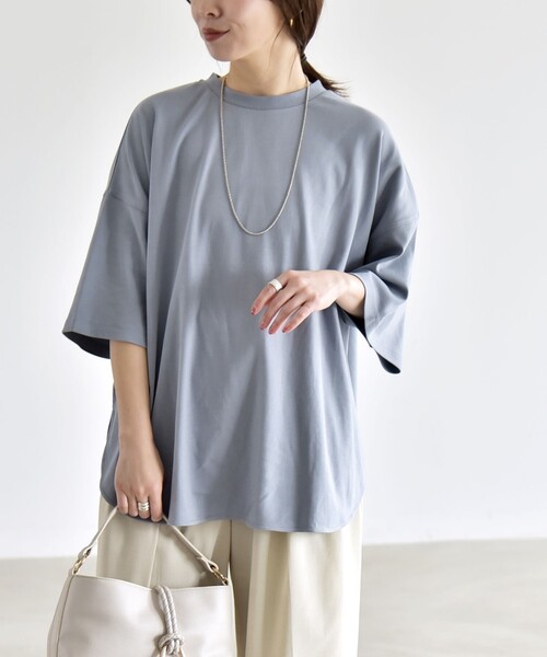 quaranciel(カランシエル)の「quaranciel:〈接触冷感/汗染み防止加工/洗濯機可能〉ラウンドヘム クルー ビッグ TEE(Tシャツ/カットソー・レディース・チャコールグレー/ホワイト/ライトブルー/サックスブルー/ブラック・ONE SIZE)」の8枚目の写真