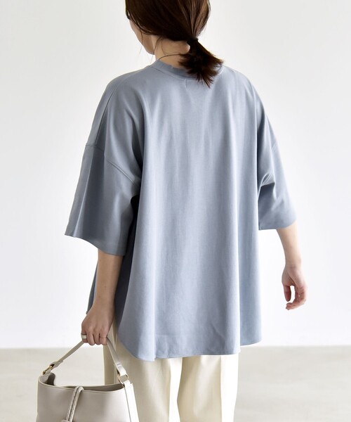 quaranciel(カランシエル)の「quaranciel:〈接触冷感/汗染み防止加工/洗濯機可能〉ラウンドヘム クルー ビッグ TEE(Tシャツ/カットソー・レディース・チャコールグレー/ホワイト/ライトブルー/サックスブルー/ブラック・ONE SIZE)」の11枚目の写真