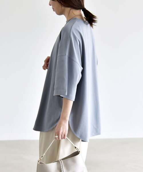 quaranciel(カランシエル)の「quaranciel:〈接触冷感/汗染み防止加工/洗濯機可能〉ラウンドヘム クルー ビッグ TEE(Tシャツ/カットソー・レディース・チャコールグレー/ホワイト/ライトブルー/サックスブルー/ブラック・ONE SIZE)」の12枚目の写真