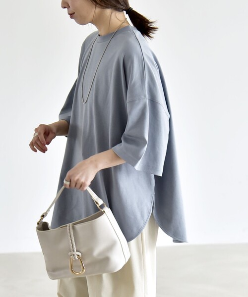 quaranciel(カランシエル)の「quaranciel:〈接触冷感/汗染み防止加工/洗濯機可能〉ラウンドヘム クルー ビッグ TEE(Tシャツ/カットソー・レディース・チャコールグレー/ホワイト/ライトブルー/サックスブルー/ブラック・ONE SIZE)」の14枚目の写真
