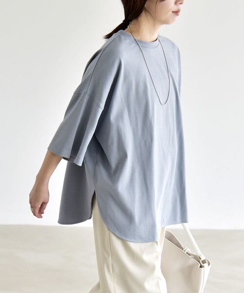 quaranciel(カランシエル)の「quaranciel:〈接触冷感/汗染み防止加工/洗濯機可能〉ラウンドヘム クルー ビッグ TEE(Tシャツ/カットソー・レディース・チャコールグレー/ホワイト/ライトブルー/サックスブルー/ブラック・ONE SIZE)」の16枚目の写真