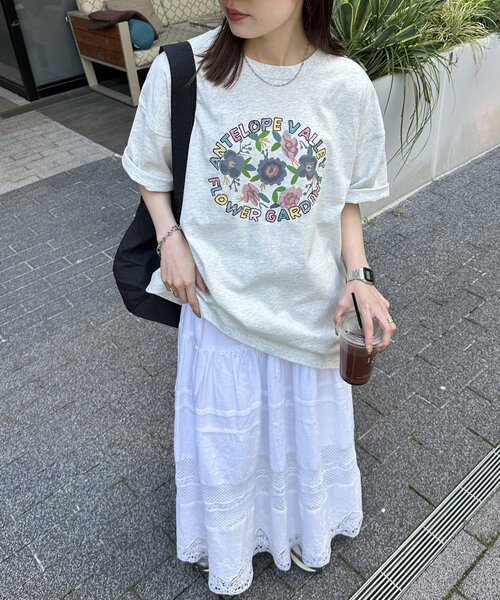 ユニセックス】フラワーモチーフ刺繍ロゴTシャツ（Tシャツ