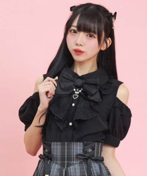 Secret Honey(シークレットハニー)の「オープンショルダーレースラッフル半袖ブラウス(シャツ/ブラウス・レディース・オフホワイト/ブラック・MEDIUM)」の2枚目の写真