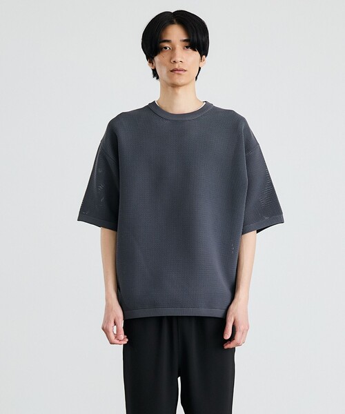 SHIPS（シップス）の「City Ambient Products:〈手洗い可能〉ポリエステル メッシュ ニット ショートスリーブ Tシャツ（ニット/セーター・メンズ・ブラック/オフホワイト/ダークグレー・SMALL/MEDIUM/LARGE）」の7枚目の写真