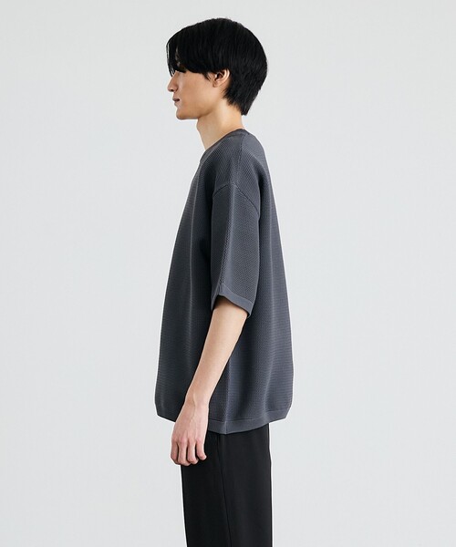 SHIPS（シップス）の「City Ambient Products:〈手洗い可能〉ポリエステル メッシュ ニット ショートスリーブ Tシャツ（ニット/セーター・メンズ・ブラック/オフホワイト/ダークグレー・SMALL/MEDIUM/LARGE）」の8枚目の写真