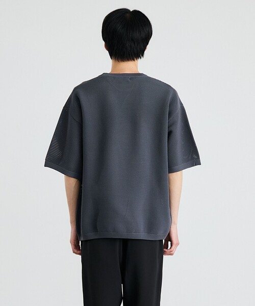 SHIPS（シップス）の「City Ambient Products:〈手洗い可能〉ポリエステル メッシュ ニット ショートスリーブ Tシャツ（ニット/セーター・メンズ・ブラック/オフホワイト/ダークグレー・SMALL/MEDIUM/LARGE）」の9枚目の写真