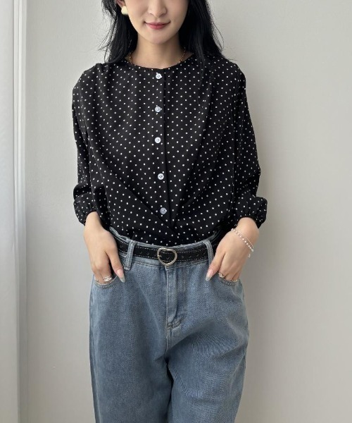 maison de LATIR(メゾンドラティール)の「袖ボリュームノーカラーピンドット柄シャツブラウス(シャツ/ブラウス・レディース・ブラック/ベージュ・FREE)」の3枚目の写真