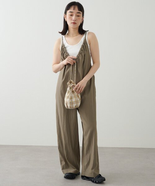 Omekashi(オメカシ)の「Vギャザーキャミサロペット(サロペット/オーバーオール・レディース・オフホワイト/カーキ/ブラック・36/38)」の3枚目の写真