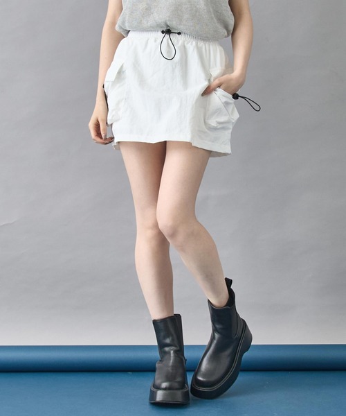 ANAP（アナップ）の「ナイロン カーゴ ミニ スカート（スカート・レディース・ブラック/ホワイト/グレー・FREE）」の2枚目の写真