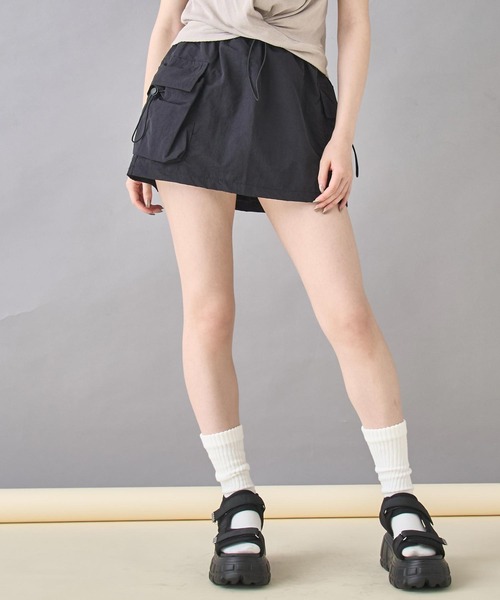 ANAP（アナップ）の「ナイロン カーゴ ミニ スカート（スカート・レディース・ブラック/ホワイト/グレー・FREE）」の3枚目の写真