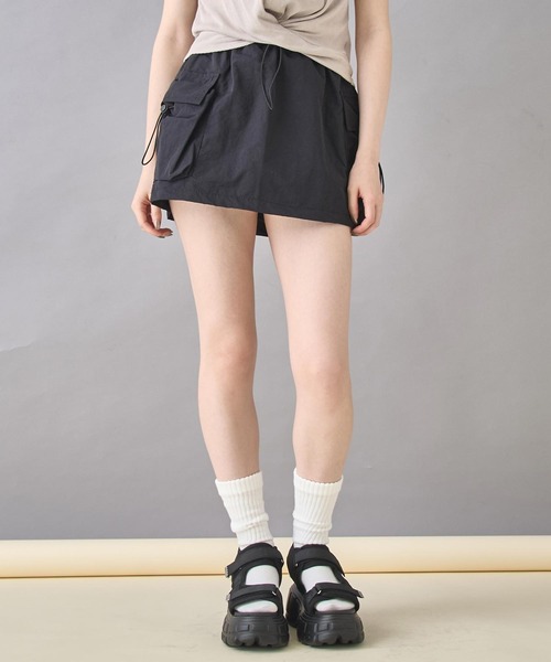 ANAP（アナップ）の「ナイロン カーゴ ミニ スカート（スカート・レディース・ブラック/ホワイト/グレー・FREE）」の5枚目の写真