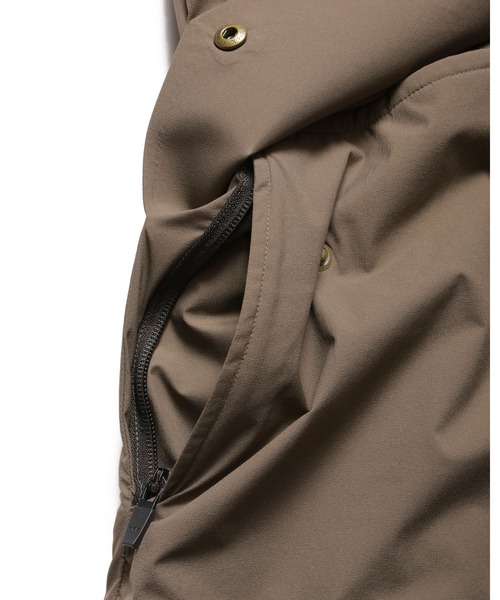 F.C.Real Bristol（エフシーレアルブリストル）の「INSULATION BENCH COAT（ダウンジャケット/コート・メンズ・ブラック/モカ・LARGE/MEDIUM/SMALL/X-LARGE）」の10枚目の写真