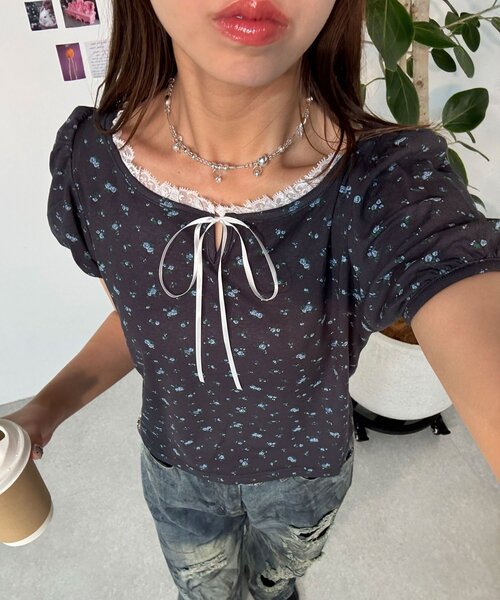 CIAOPANIC(チャオパニック)の「【neutral】小花柄レースリボントップス(Tシャツ/カットソー・レディース・ネイビー/グレー・FREE)」の2枚目の写真