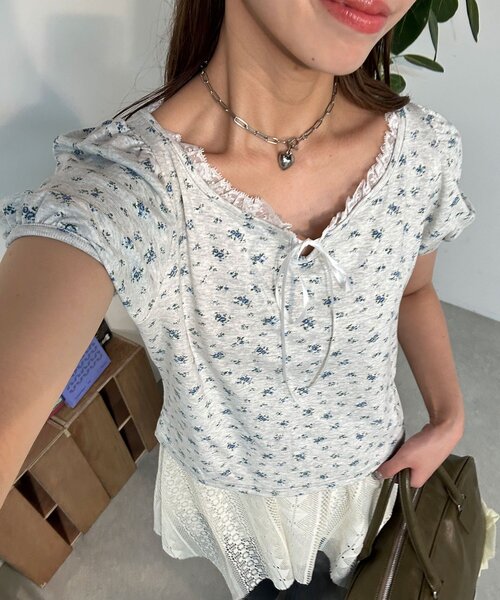 CIAOPANIC(チャオパニック)の「【neutral】小花柄レースリボントップス(Tシャツ/カットソー・レディース・ネイビー/グレー・FREE)」の1枚目の写真