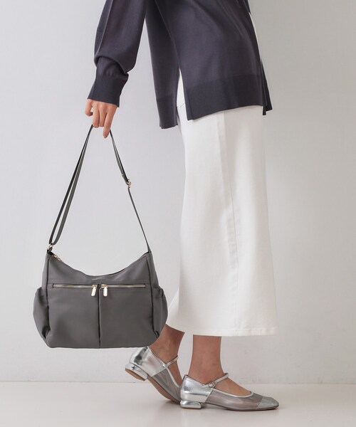 OPAQUE.CLIP(オペークドットクリップ)の「【軽量/撥水加工/多ポケット】ツイルミドルサイズムーンショルダーバッグ(ショルダーバッグ・レディース・ブラック/ライトベージュ/チャコールグレー・00)」の4枚目の写真