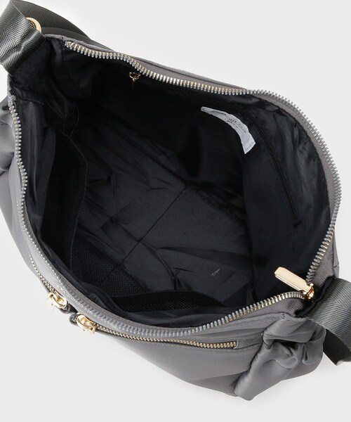 OPAQUE.CLIP(オペークドットクリップ)の「【軽量/撥水加工/多ポケット】ツイルミドルサイズムーンショルダーバッグ(ショルダーバッグ・レディース・ブラック/ライトベージュ/チャコールグレー・00)」の18枚目の写真