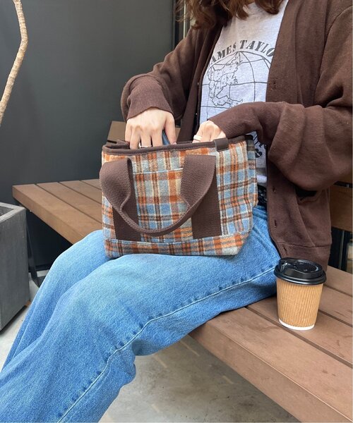 LBC（エルビーシー）の「ツイード仕切り持ち手ミニトートバッグ（ショルダーバッグ・レディース・ブラウン/カーキブラウン/ブラック/グレー・FREE）」の8枚目の写真