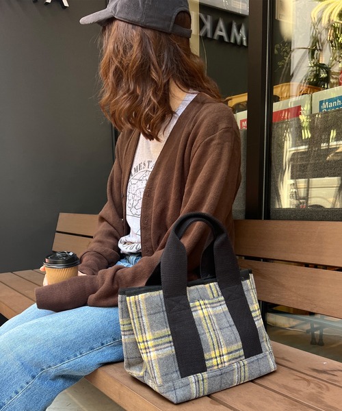 LBC（エルビーシー）の「ツイード仕切り持ち手ミニトートバッグ（ショルダーバッグ・レディース・ブラウン/カーキブラウン/ブラック/グレー・FREE）」の2枚目の写真