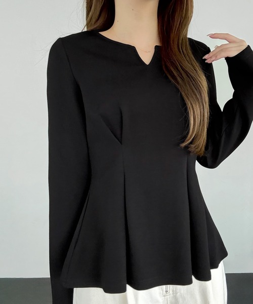 JUNOAH(ジュノア)の「キーネックペプラムトップス(Tシャツ/カットソー・レディース・チャコール/アイボリー/ブラック/ブラウン/ネイビー・LARGE/MEDIUM/SMALL/X-LARGE)」の2枚目の写真