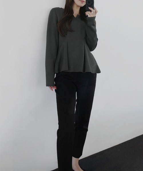 JUNOAH(ジュノア)の「キーネックペプラムトップス(Tシャツ/カットソー・レディース・チャコール/アイボリー/ブラック/ブラウン/ネイビー・LARGE/MEDIUM/SMALL/X-LARGE)」の19枚目の写真