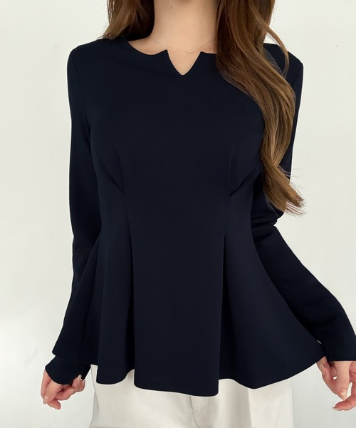 JUNOAH(ジュノア)の「キーネックペプラムトップス(Tシャツ/カットソー・レディース・チャコール/アイボリー/ブラック/ブラウン/ネイビー・LARGE/MEDIUM/SMALL/X-LARGE)」の6枚目の写真