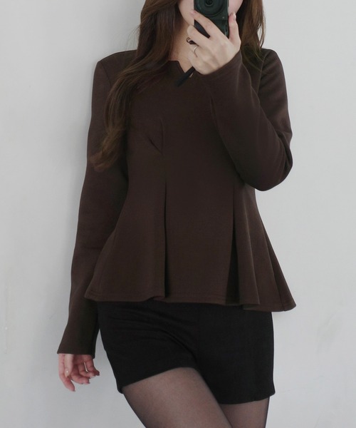 JUNOAH(ジュノア)の「キーネックペプラムトップス(Tシャツ/カットソー・レディース・チャコール/アイボリー/ブラック/ブラウン/ネイビー・LARGE/MEDIUM/SMALL/X-LARGE)」の9枚目の写真