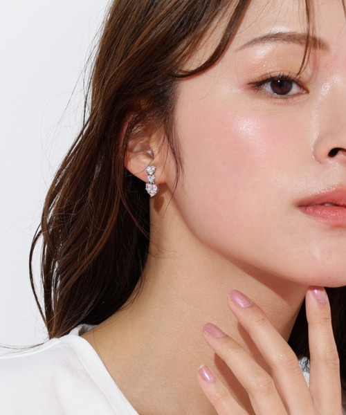 JILL by JILL STUART(ジルバイジルスチュアート)の「◇Cubicトリプルハートイヤリング(イヤリング・レディース・シルバー・FREE)」の5枚目の写真