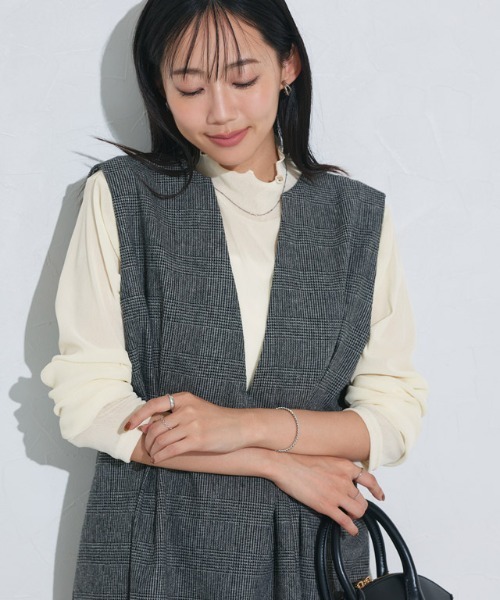 Pierrot(ピエロ)の「柄が選べるハイネックロングスリーブシアーカットソー(Tシャツ/カットソー・レディース・アイボリー/ブルー系その他/ブラック/ホワイト系その他/シルバー・M/L)」の21枚目の写真