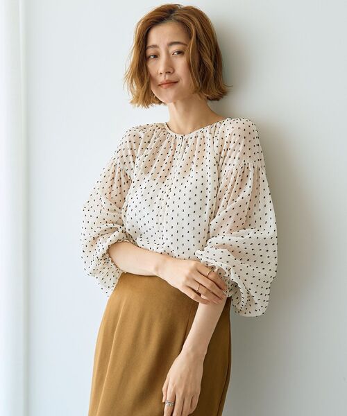 YECCA VECCA(イェッカヴェッカ)の「シアードットジャガードブラウス(シャツ/ブラウス・レディース・アイボリー/ブラック/グリーン・FREE)」の2枚目の写真