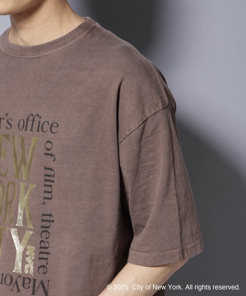 NANO universe(ナノユニバース)の「別注GOOD ROCK SPEED NYC 箔プリントTシャツ(Tシャツ/カットソー・メンズ・ブラウン・L/M)」の2枚目の写真