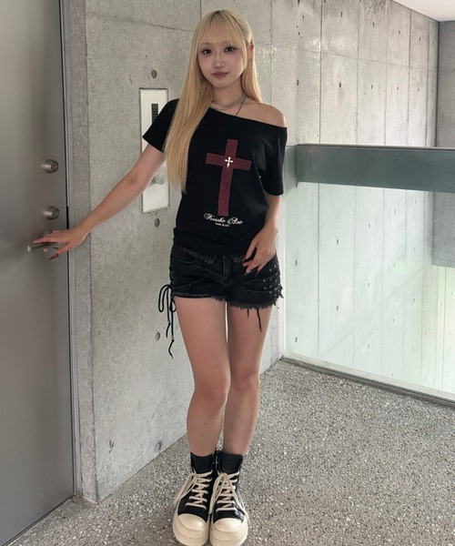 KsG(ケーエスジー)の「cross in blood off-shoulder(Tシャツ/カットソー・レディース・ブラック・SMALL/MEDIUM/LARGE)」の4枚目の写真