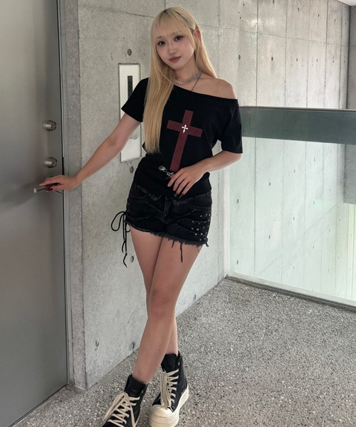 KsG(ケーエスジー)の「cross in blood off-shoulder(Tシャツ/カットソー・レディース・ブラック・SMALL/MEDIUM/LARGE)」の5枚目の写真