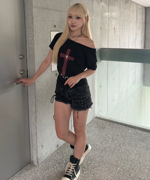 KsG(ケーエスジー)の「cross in blood off-shoulder(Tシャツ/カットソー・レディース・ブラック・SMALL/MEDIUM/LARGE)」の6枚目の写真
