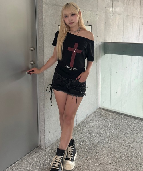 KsG(ケーエスジー)の「cross in blood off-shoulder(Tシャツ/カットソー・レディース・ブラック・SMALL/MEDIUM/LARGE)」の7枚目の写真