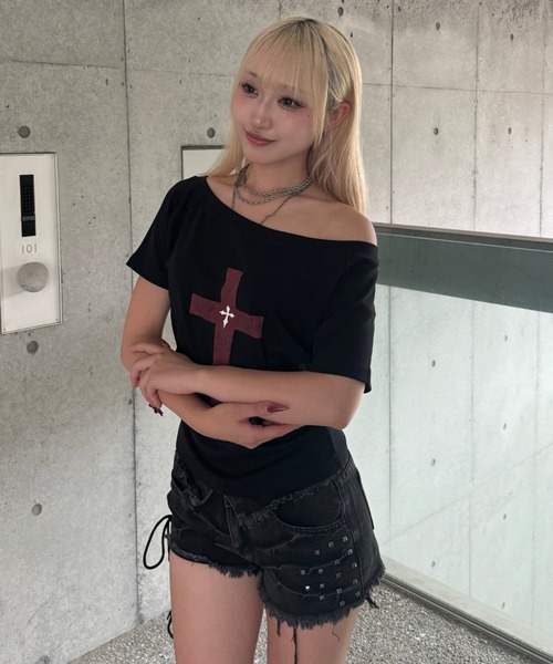 KsG(ケーエスジー)の「cross in blood off-shoulder(Tシャツ/カットソー・レディース・ブラック・SMALL/MEDIUM/LARGE)」の3枚目の写真