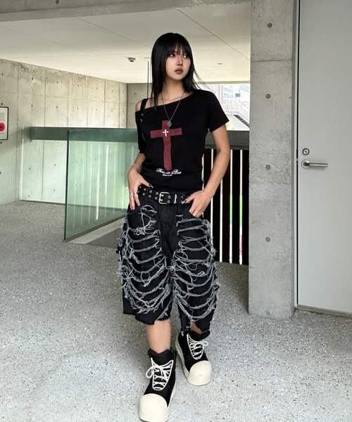 KsG(ケーエスジー)の「cross in blood off-shoulder(Tシャツ/カットソー・レディース・ブラック・SMALL/MEDIUM/LARGE)」の11枚目の写真