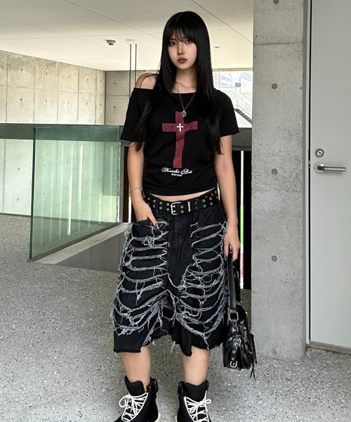 KsG(ケーエスジー)の「cross in blood off-shoulder(Tシャツ/カットソー・レディース・ブラック・SMALL/MEDIUM/LARGE)」の12枚目の写真