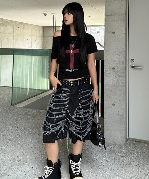 KsG(ケーエスジー)の「cross in blood off-shoulder(Tシャツ/カットソー・レディース・ブラック・SMALL/MEDIUM/LARGE)」の13枚目の写真