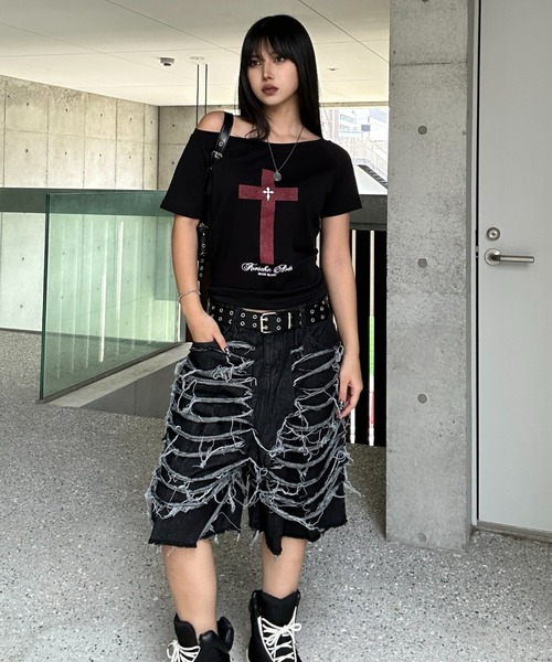 KsG(ケーエスジー)の「cross in blood off-shoulder(Tシャツ/カットソー・レディース・ブラック・SMALL/MEDIUM/LARGE)」の14枚目の写真