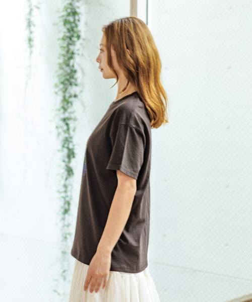 Rouge vif la cle（ルージュヴィフラクレ）の「【Le Melange/ル・メランジュ】カラフルロゴTシャツ/#8541001Tシャツ/ロゴ/カジュアル【WEB限定】（Tシャツ/カットソー・レディース・アイボリー/ブラウン・フリー）」の9枚目の写真