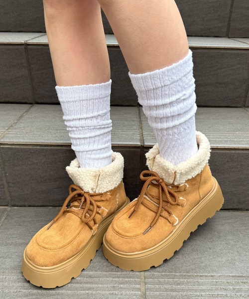 Nia(ニア)の「Nia(ニア)/バイカラー 厚底ショートボアブーツ(ブーツ・レディース・ベージュ/ブラウン・36/38/40)」の3枚目の写真