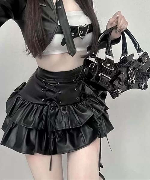 gossip!ロサンゼルス(ゴシップロサンゼルス)の「Y2K リボンレースアップアクセントフリル合皮レザーミニスカート(スカート・レディース・ブラック・FREE)」の4枚目の写真