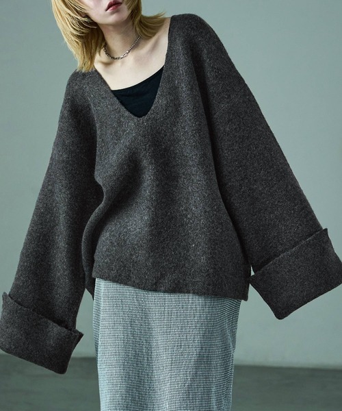 Fashion Letter(ファッションレター)の「ワイドスリーブ オーバーサイズ 深Vネックニット(ニット/セーター・レディース・ベージュ/チャコール/ブラウン/ブラック・M)」の2枚目の写真
